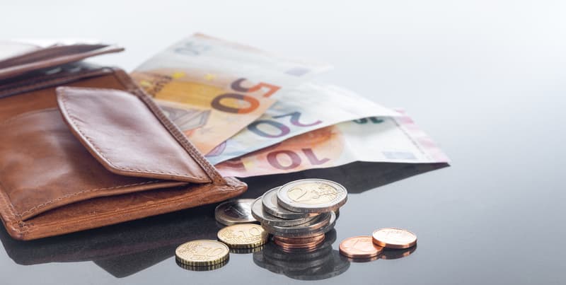 Finanzen, Geldbörse und Eurobargeld auf spiegeldem Tisch, Hintergrund
