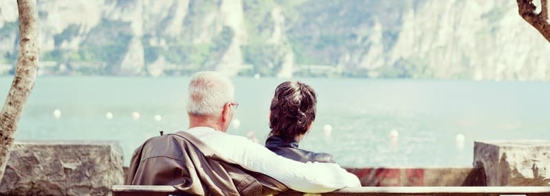 Älteres Paar sitzt gemütlich am See