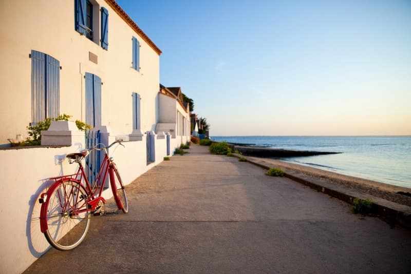 Vélo rouge sur l'île de Noirmoutier en France. Paysage de plage.